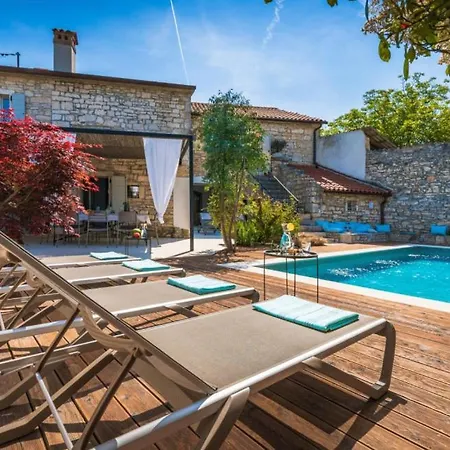 Beautiful Nar With Pool In