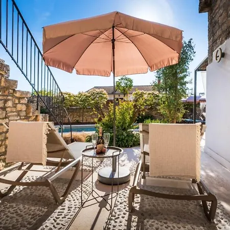 Beautiful Nar With Pool In Villa Žminj