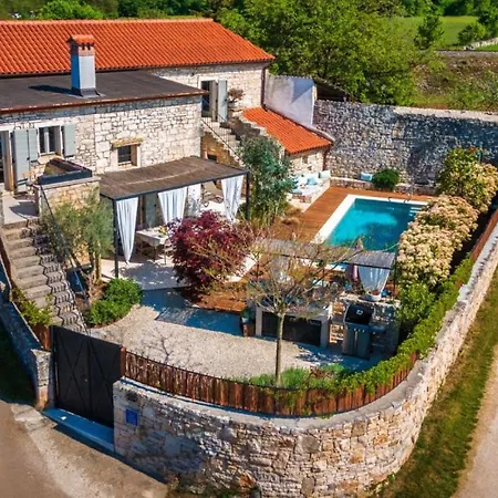 Beautiful Nar With Pool In *