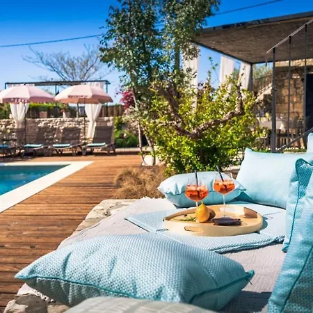 Beautiful Nar With Pool In Villa