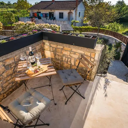 Beautiful Nar With Pool In