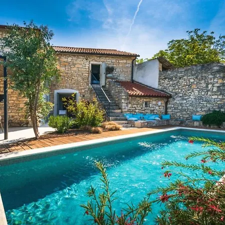 Villa Beautiful Nar With Pool In